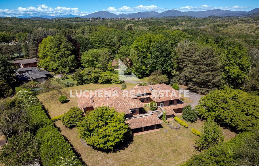 Olgiate Comasco - Elegante villa con parco